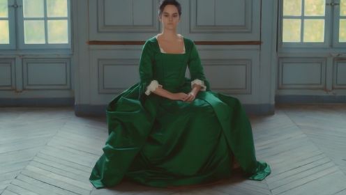 燃烧女子的肖像-7：女主换上了那套深绿色的裙子，别有一番风味