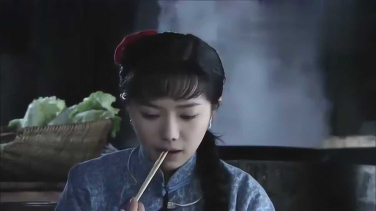 围屋里的桃花春丫情窦初开爱上小木匠爹打翻饭桌竟还笑得出来