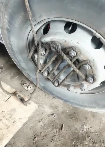 把绑货物的绳子缠在轮胎上,这样的操作,都没看懂啥意思