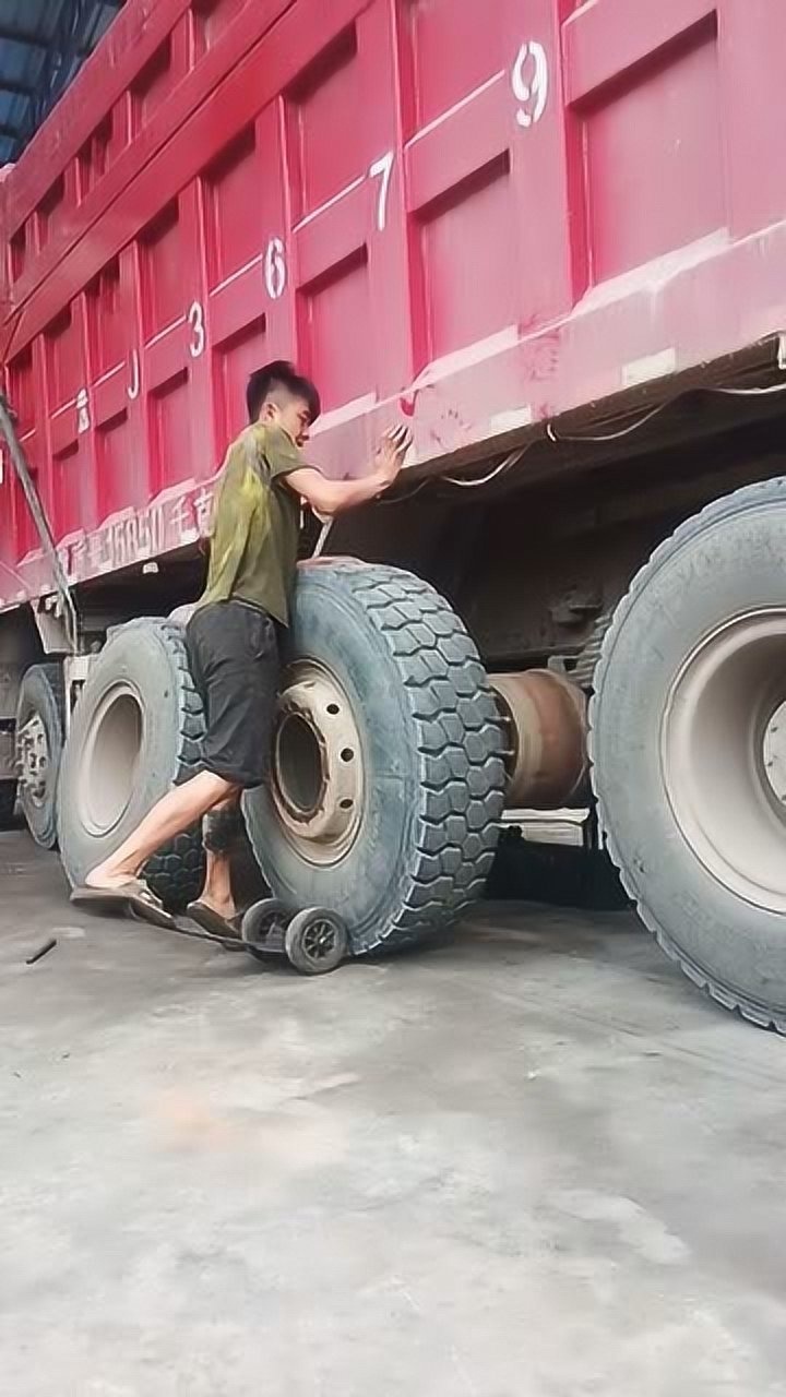 大车司机,半路更换车轱辘,这熟练度估计都开八年了!_腾讯视频