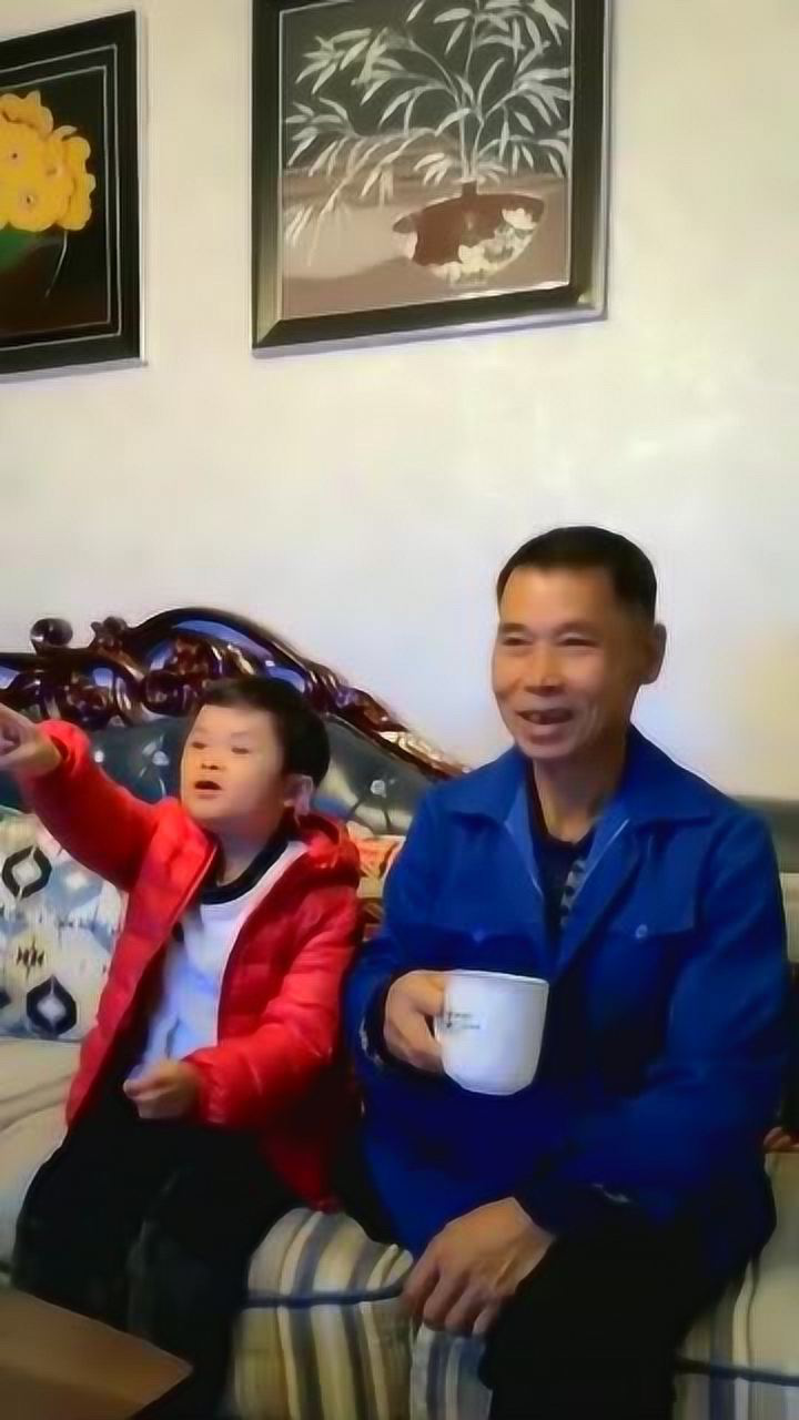 小马云和爸爸看电视竟有美女保姆一旁伺候