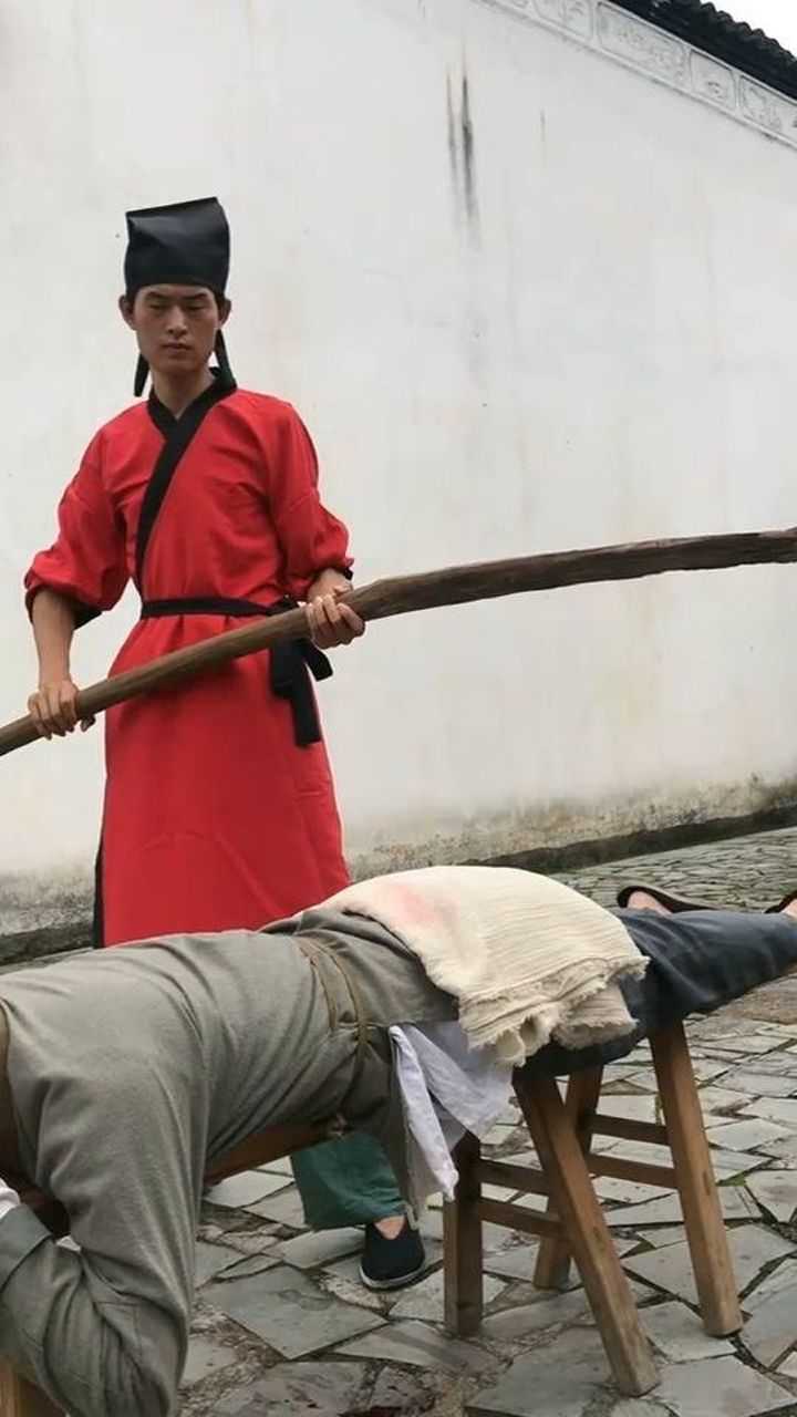 原来电视剧里面的打板子,是真打呀,太狠了_腾讯视频