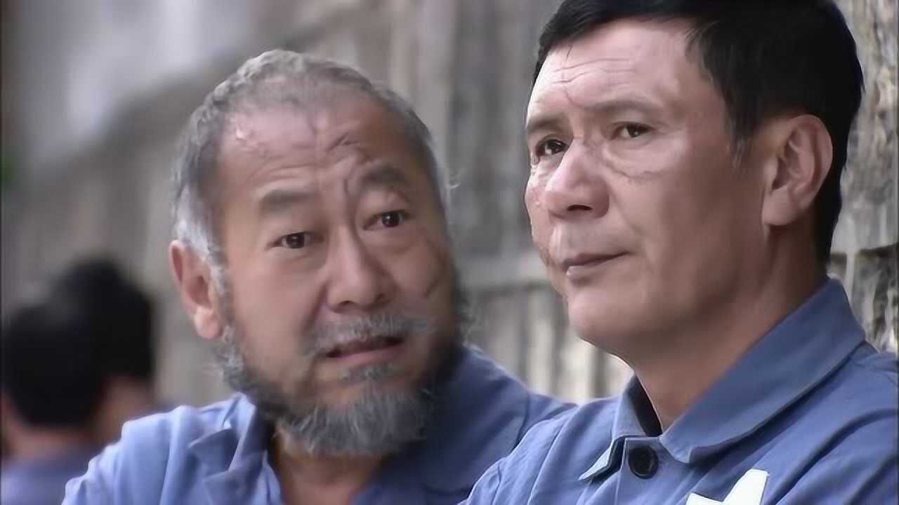 电视剧:武功高手坐牢,怎料狱霸不长眼惹到他,一怒之下教他做人