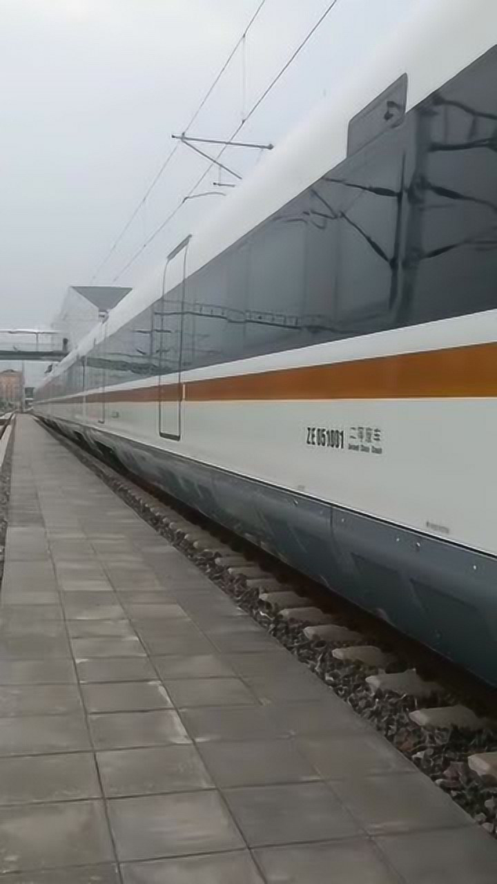 即将出发的高铁列车,第一次近距离实拍高铁,自豪感油然而生
