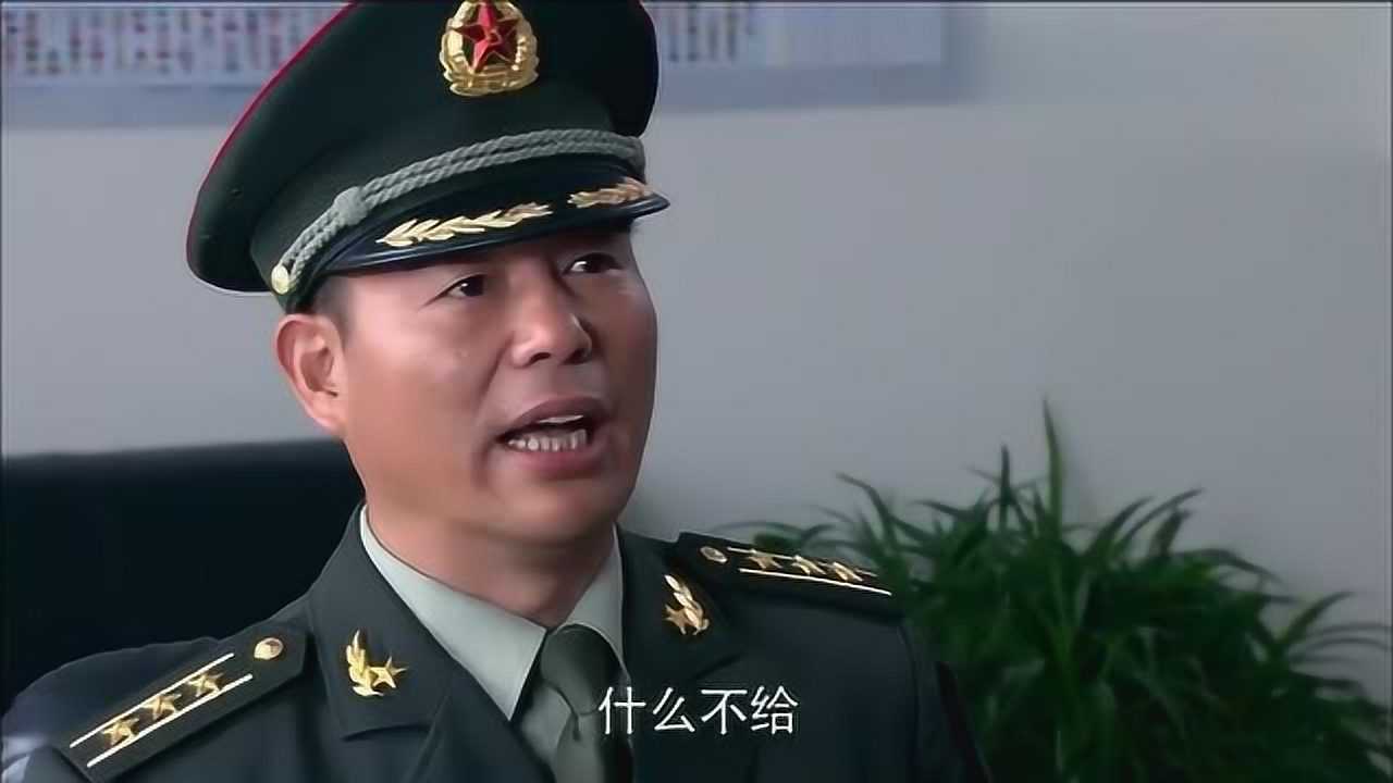 康团长看见他就生气不料这范天雷拎着家乡扒鸡和好酒来的