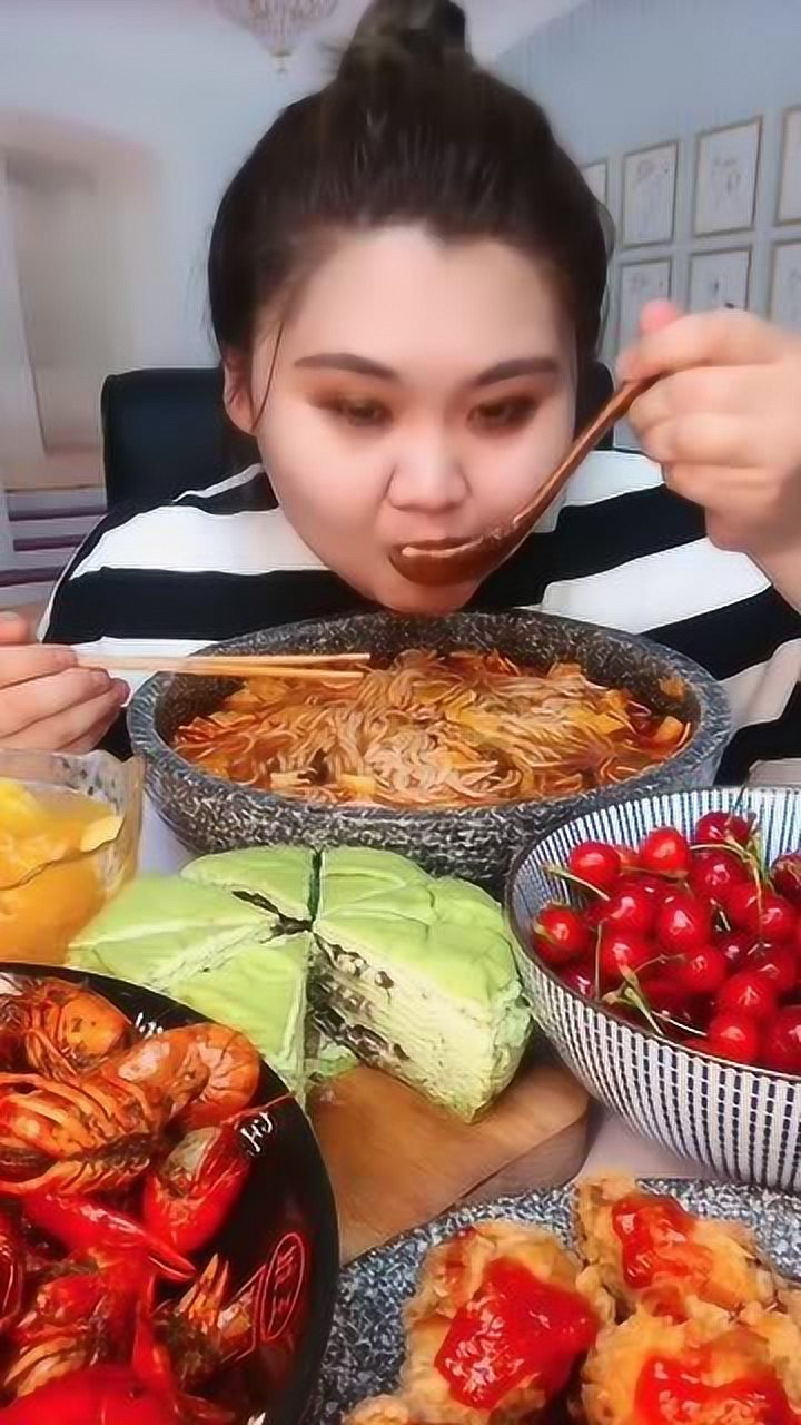 胖妹直播吃美食,这一桌甜的辣的啥都有,看的我都饿了
