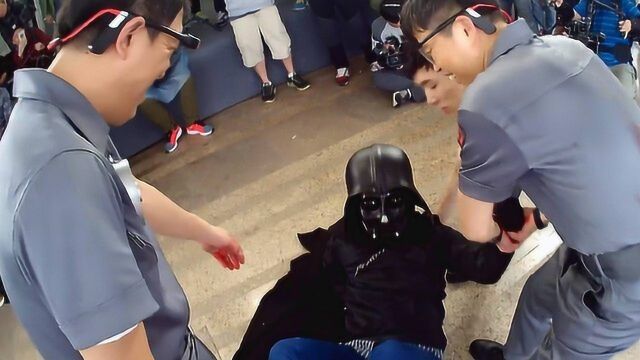 极限挑战:王自健遭戏耍,没想到他被六个人当场扒了鞋子!