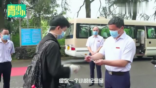 华东交通大学为返校学子准备筷子作为返校礼物,寓意甘苦共尝