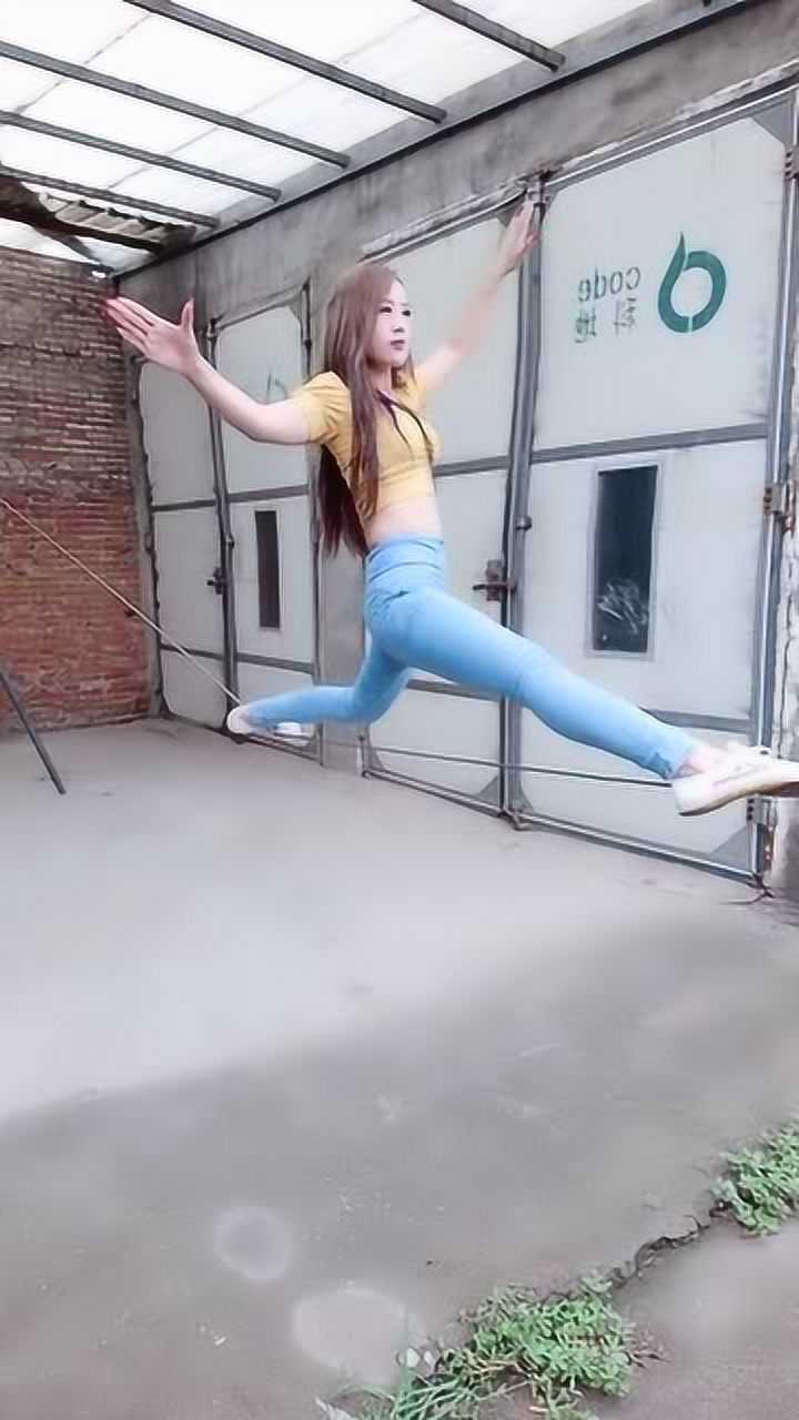 见过女人劈叉站在平衡绳劈叉的还是第一次见到