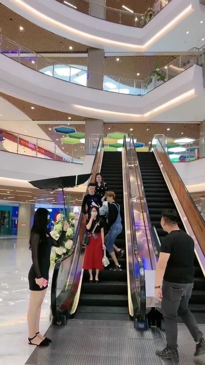 精神小伙出电梯,面子上必须摆的足足的!