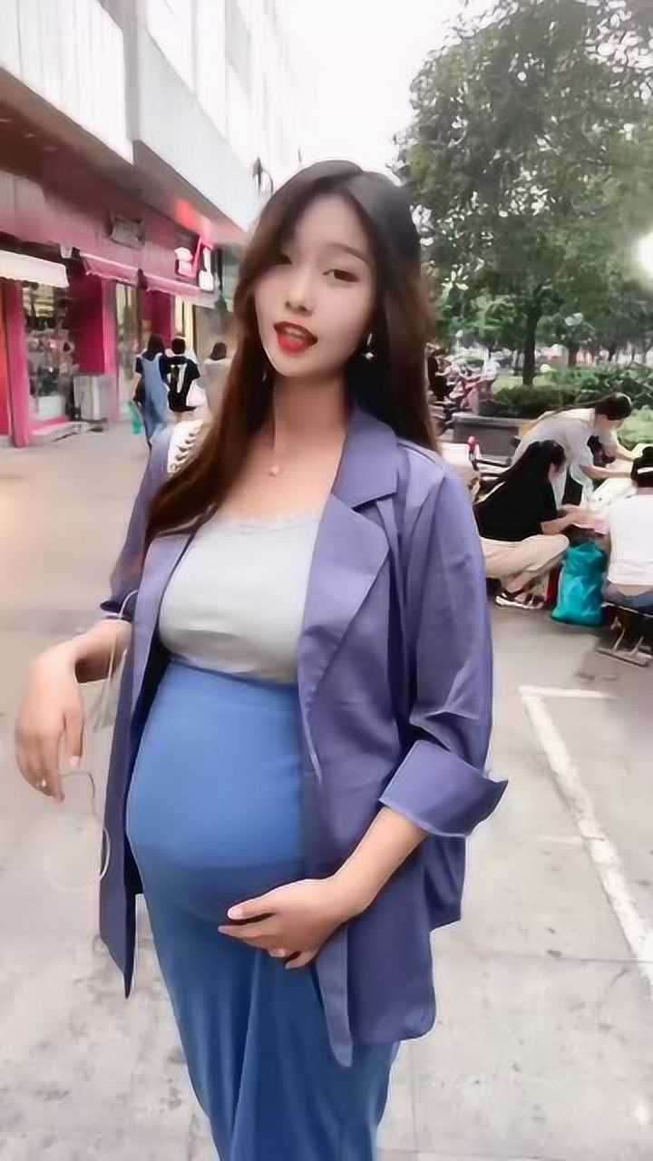 挺着大肚子做孕妇图片