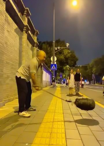 北京天桥的老大爷,双手扛起百斤重物,仅靠根绳子!