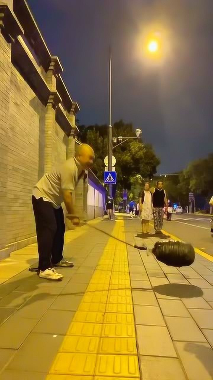 北京天桥的老大爷,双手扛起百斤重物,仅靠根绳子!_腾讯视频