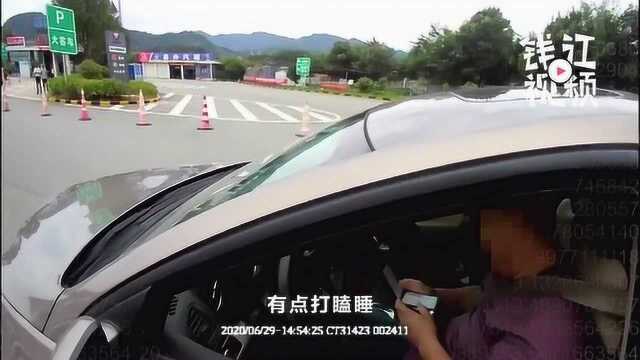 男子无证驾驶交警逮个正着 解释吱吱呜呜还想逃跑