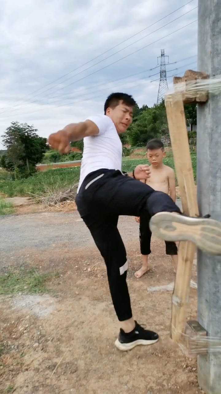 金刚腿挑战5cm厚的木棍一脚就把它踢断了