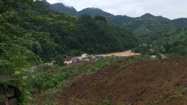 贵州松桃县山体滑坡7人失联6人被困,63户民房受灾