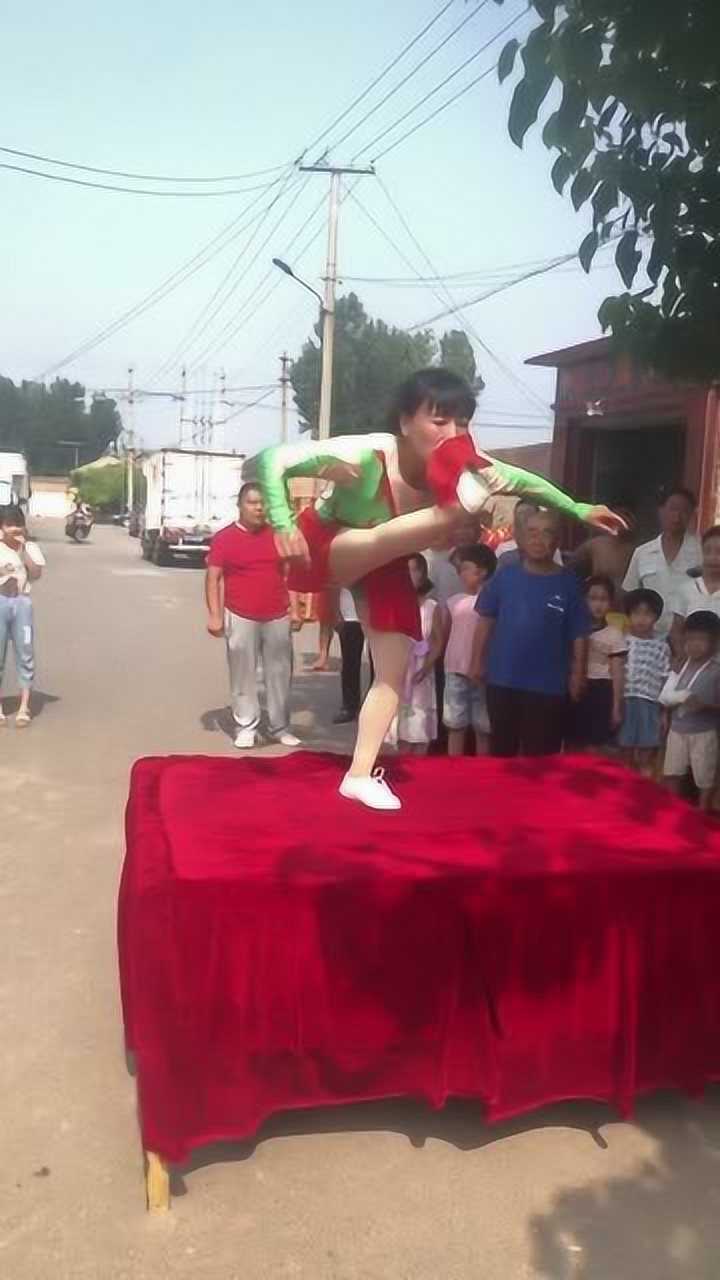 农村杂技表演美女嘴咬脚尖劈叉这柔韧性无敌