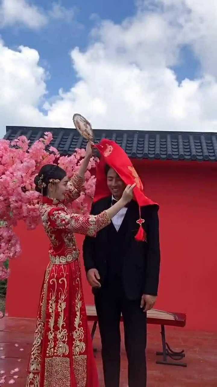 新娘给新郎揭盖头新郎娇羞的表情真是绝了