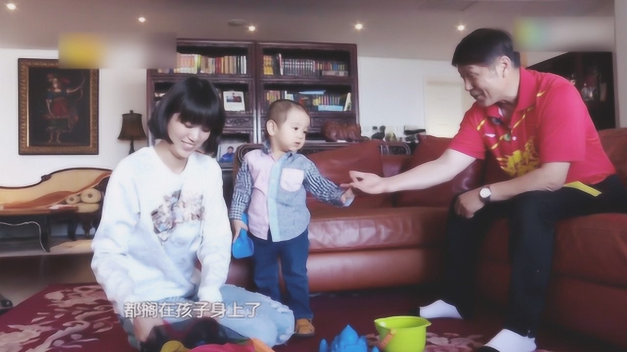 乐那多和妈妈外公同框,妈妈是一个温柔的妈妈