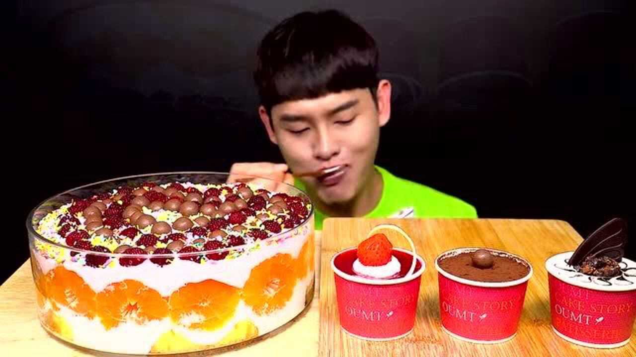 韩国吃货大胃王小哥吃纸杯蛋糕奶油蛋糕大口大口地吃吃得真馋人