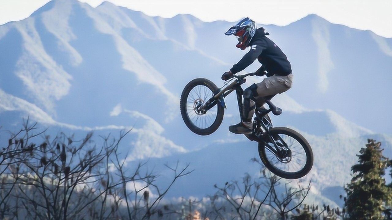 史上最远的自行车飞跃极速下山这帮亡命徒太猛了