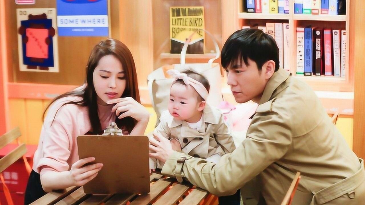 秦昊另类哄女儿抱着米粒唱小白船画面温馨但气氛却很诡异