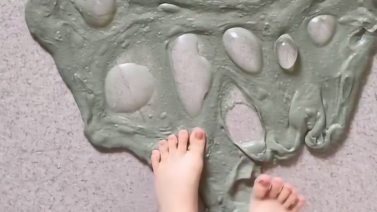 小姐姐居然用脚玩水晶泥,真的是过分啊!