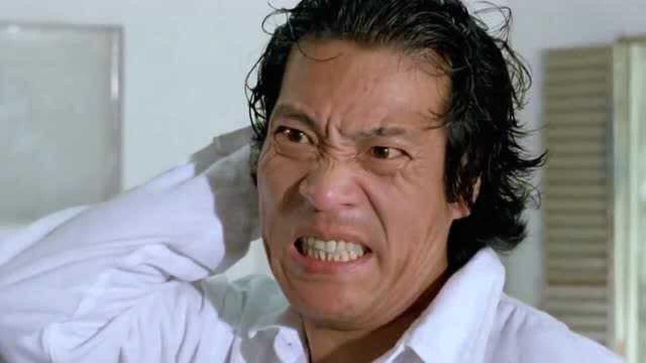 黑金行动罪犯头目是个老头五位警花一起揍他过程值得一看