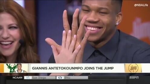 字母哥的天赋有多强?一手攥3瓶矿泉水,朋友只能捧在怀里!