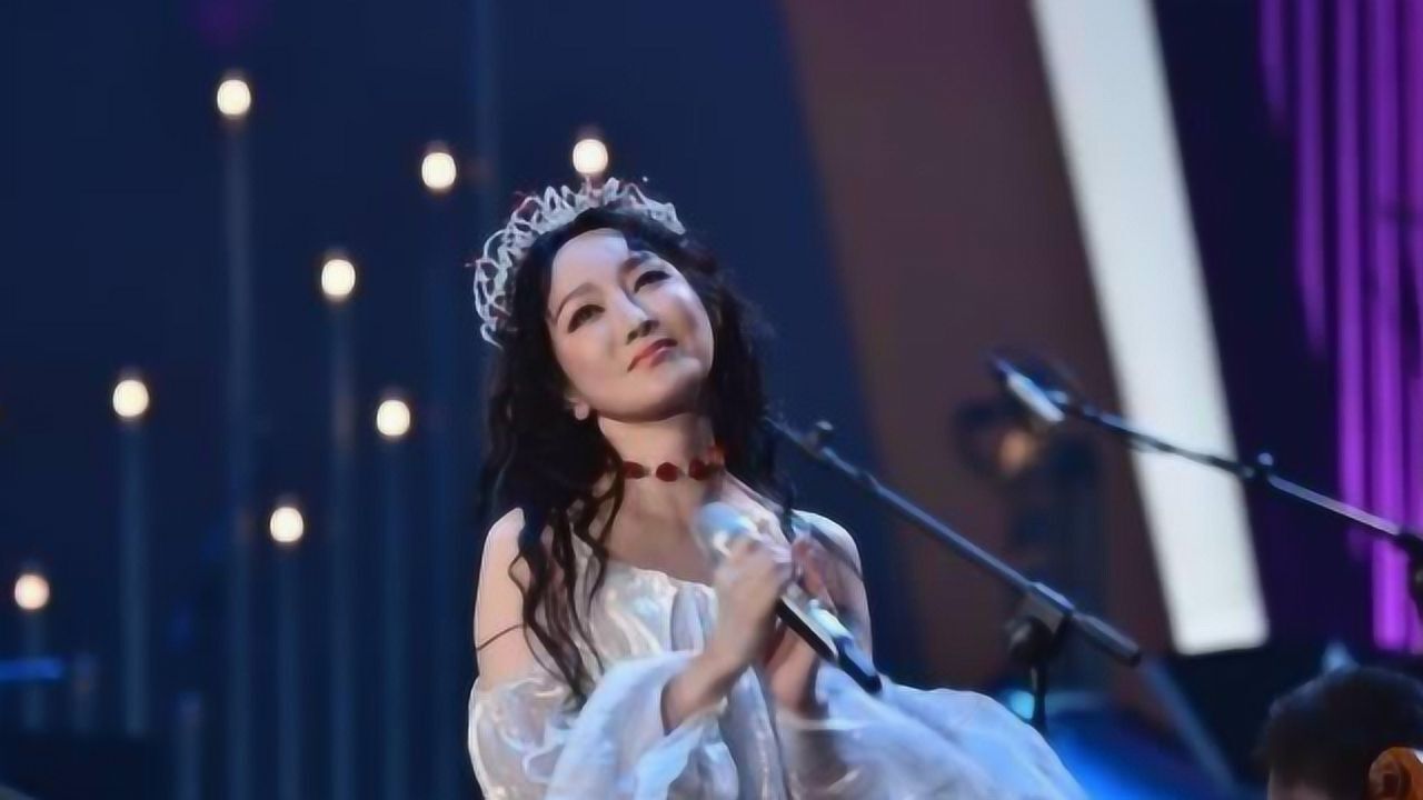 萨顶顶神级现场《左手指月》太好听了,这么厉害,当年何必假唱