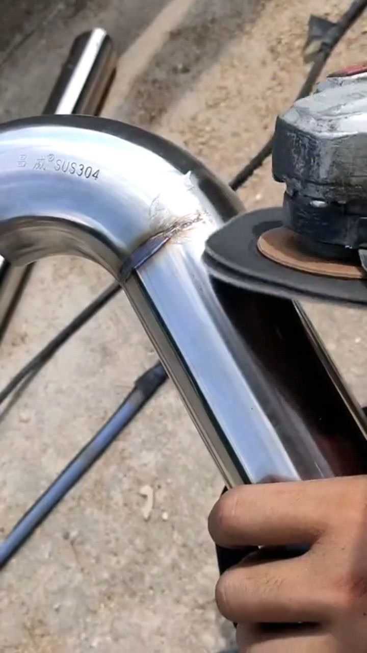 不锈钢焊接,把外表焊痕给打磨掉,这样就好看多了!