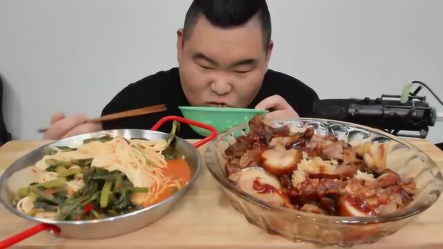 小哥真会吃!热萝卜面,纯肉猪蹄,那味道好极了,我也馋了