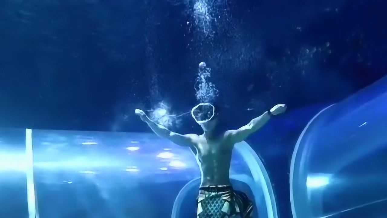 美人鱼是个男生,在海洋馆里面吹起了泡泡,供路过的路人观赏!