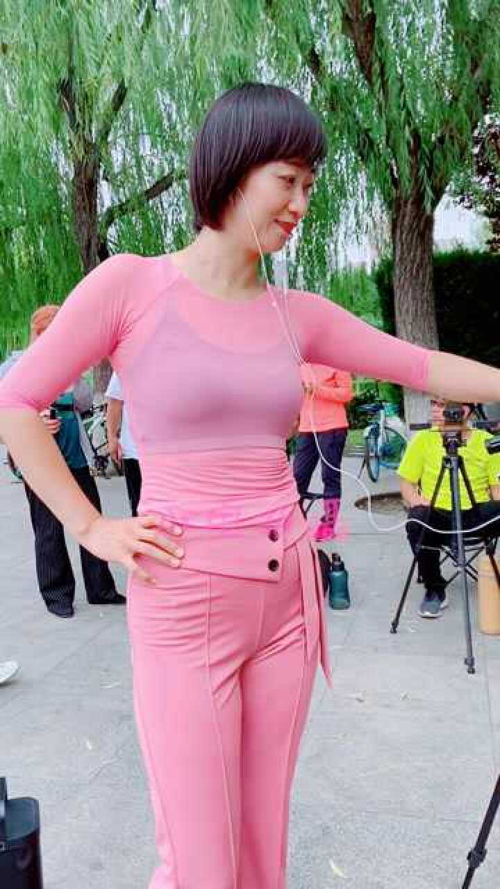 唐山大网红小芳美女直播中的样子