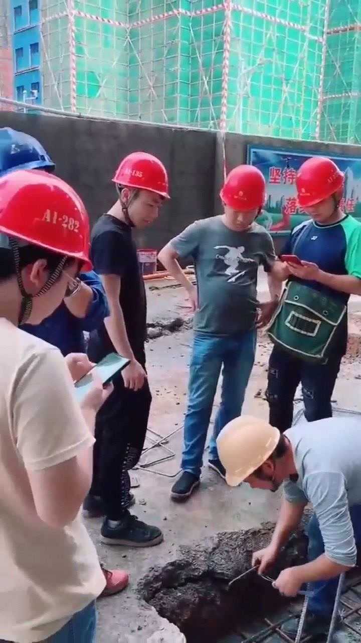 黄帽子干,红帽子看,蓝帽子转,白帽子说了算,一人干活十人看