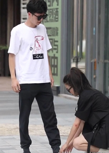 女生给男生系鞋带正常吗?