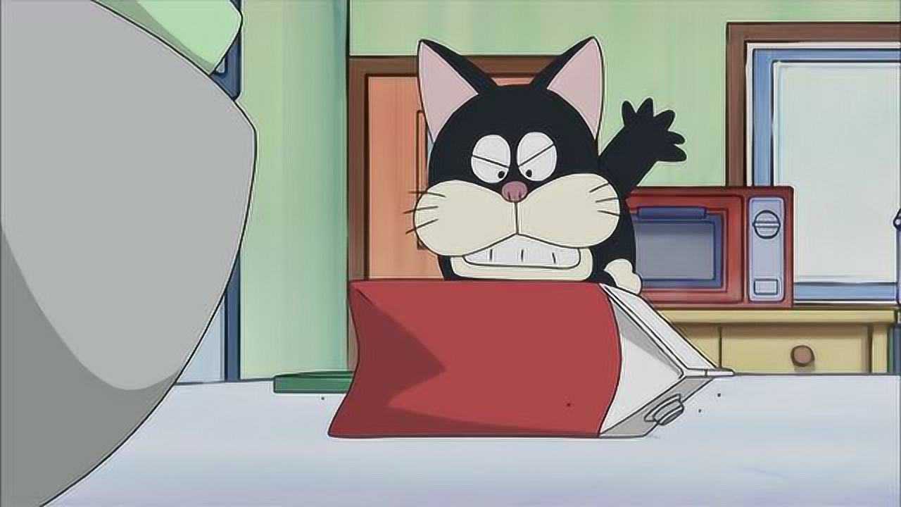 哆啦a梦:小偷猫追赶大雄一家,全家一起躲避,躲在桌脚下