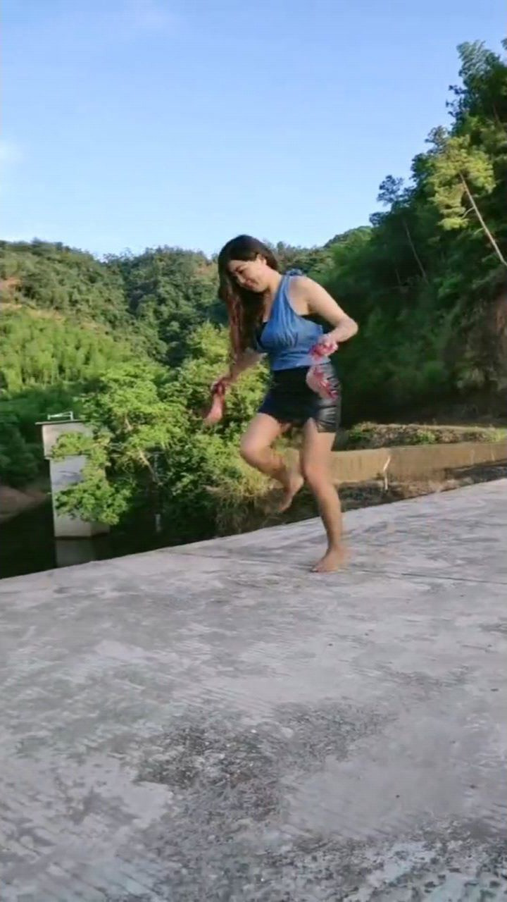 穿高跟鞋走路太累了，美女索性把鞋脱了，光着脚散步！_高清
