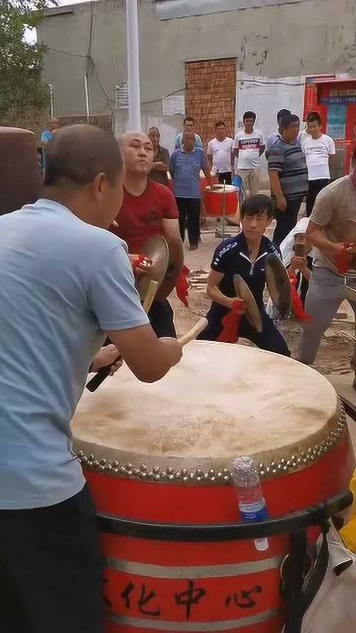 农村的鼓乐队没想到年纪这么大的人敲鼓依然这么给力