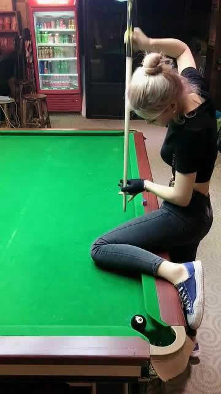 小姐姐打台球的姿势太撩人,我都不能认真看球了,尤其是最后一笑