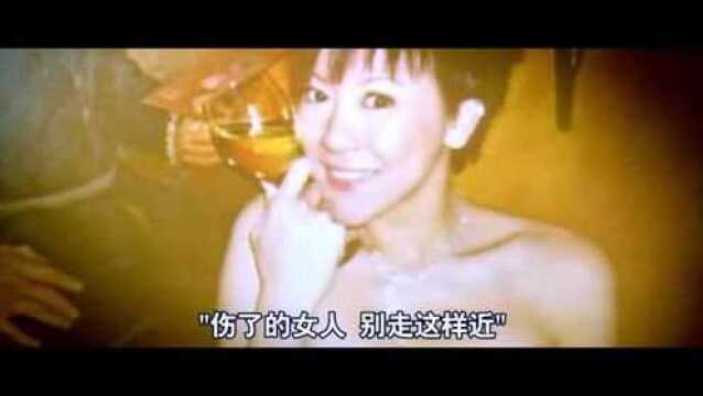 结婚当天,现场播放着新郎出轨视频,新娘看完转身离开