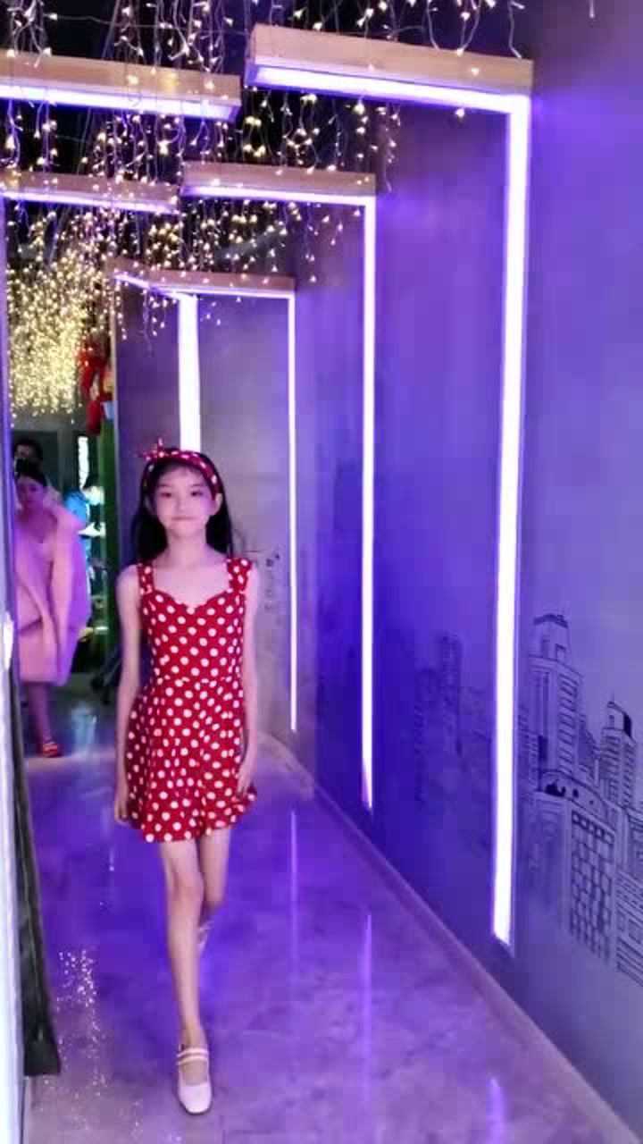 童模宋小睿一袭抹胸裙惊艳亮相后面美女的表情亮了