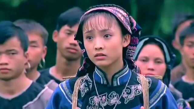 小伙看见美女想认识,上去就拦路问名字,这样的撩妹方式太霸气了