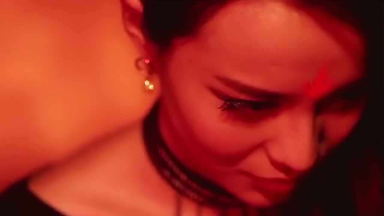 红夜女凭借大长腿吸引男人，没想到她是个吸人精气的妖女！_高清