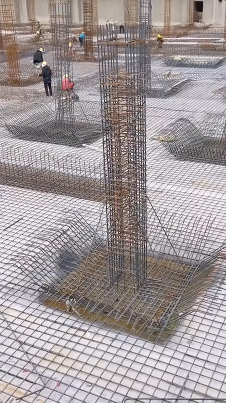 钢筋工帮扎现场,技术员说钢筋柱子绑错了,究竟是哪里出错了