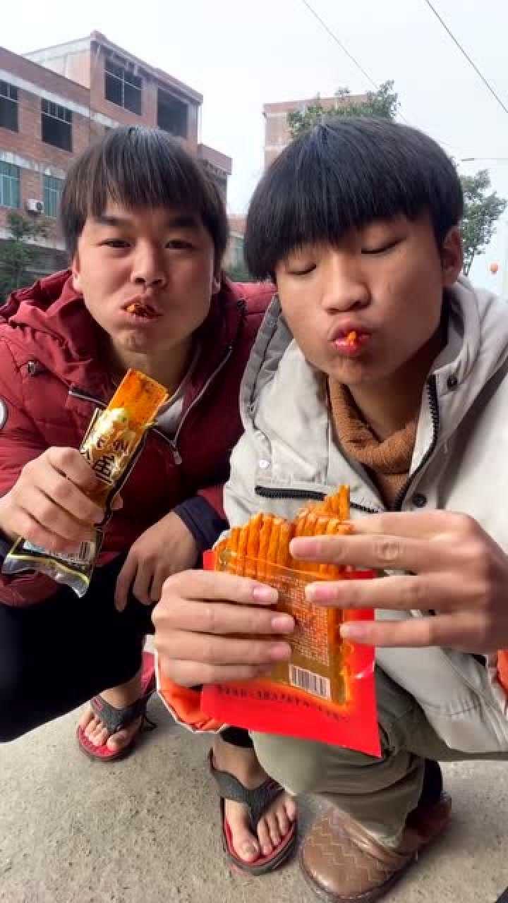 精神小伙带兄弟一起吃辣条套餐