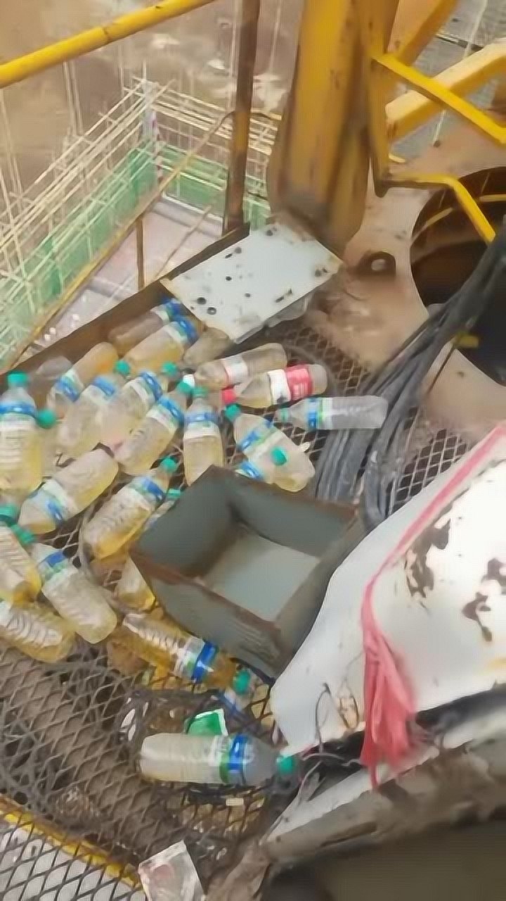 原来塔吊上的厕所是这样的,眼前的一幕,真是长见识了!