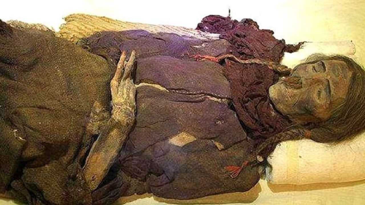 湖北挖出一具2400年前的女性干尸,专家看见后感慨:形同禽兽
