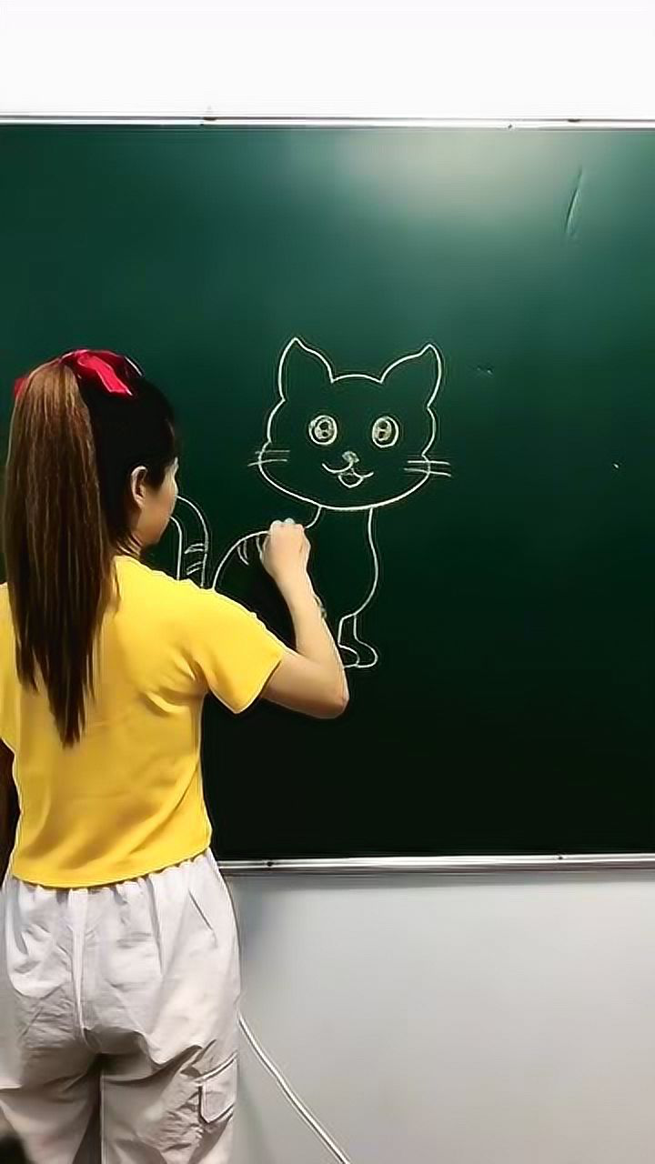黑板上画小猫虽然没看到正脸但是还想把她娶回家