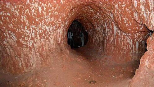 巴西的神秘洞穴，漆黑洞口仿佛要把人吸进去，里面有奇怪爪印